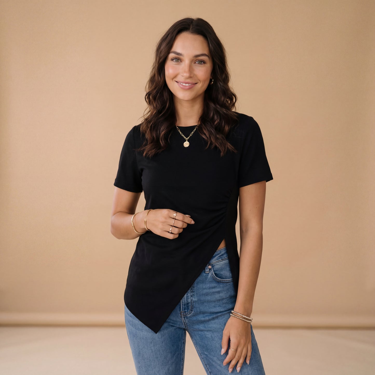 Camiseta larga negra con detalle lateral