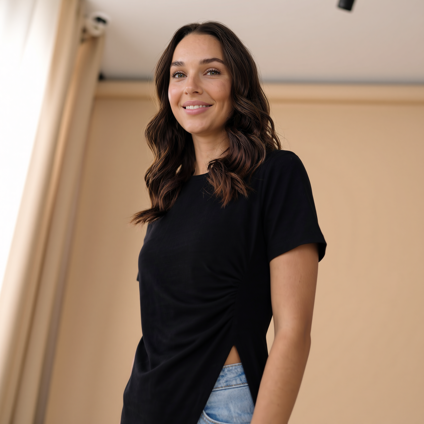 Camiseta larga negra con detalle lateral