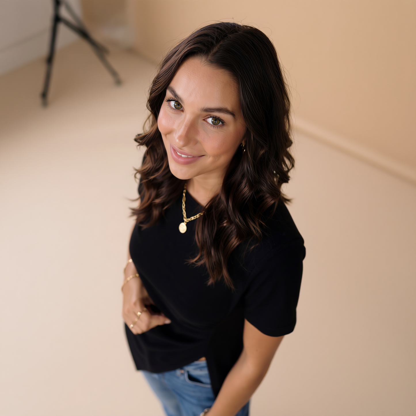 Camiseta larga negra con detalle lateral