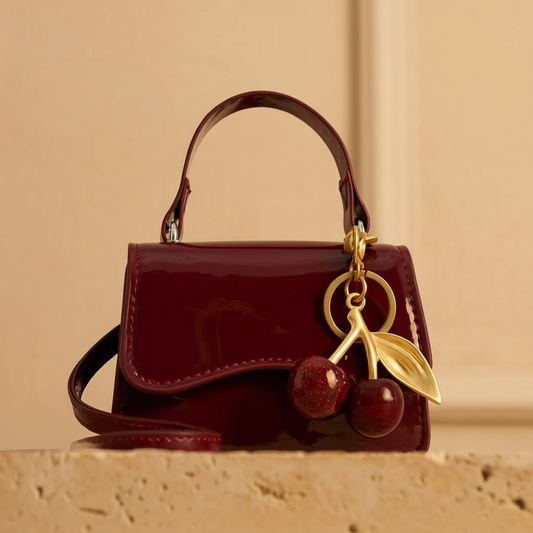 Bolso mini color borgoña con accesorio cerezas